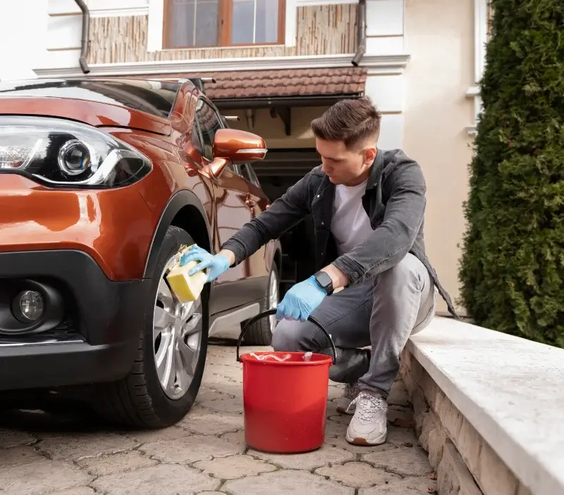 Lavage auto à domicile Migné-Auxances : professionnel intervenant sur un véhicule
